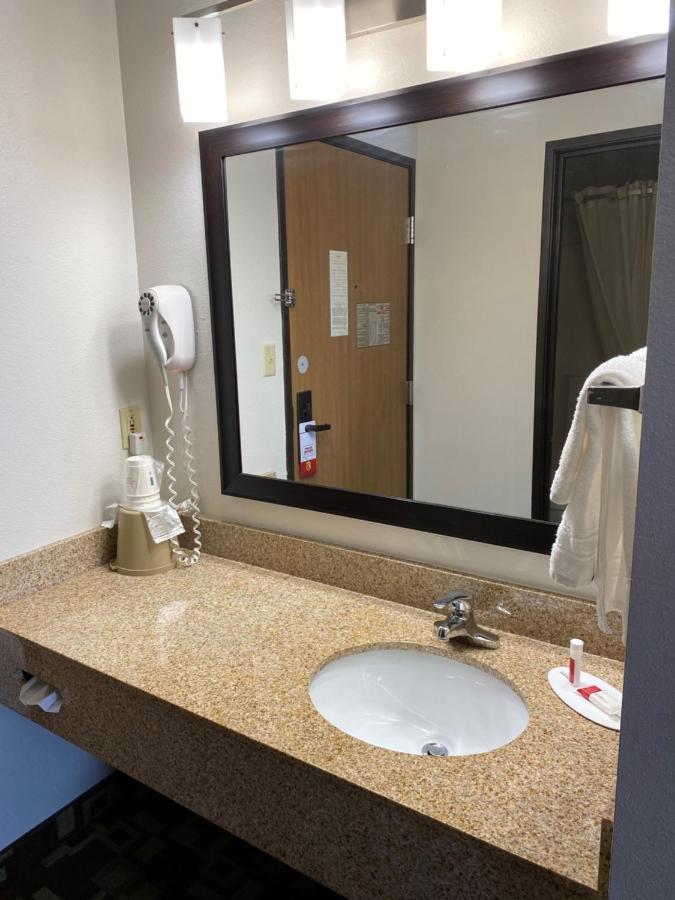 Super 8 By Wyndham Independence Ia Hotel Buitenkant foto